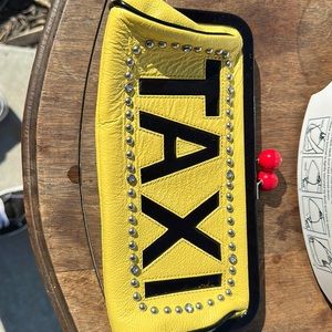 Yellow Brighton, taxi clutch